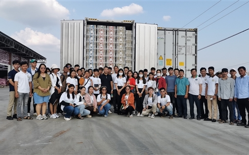 探索产业前沿 感受企业魅力——柬埔寨皇家农业大学学生探访BET9九州app网址源柬埔寨龙眼工厂